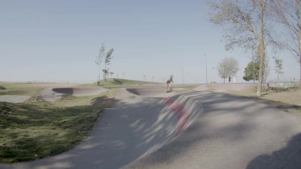 Gelukkig meisje paardrijden skateboard in skate park op zomerdag — Stockvideo