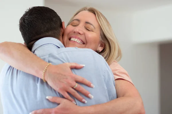 Neşeli bir eş kucaklayan bir koca.