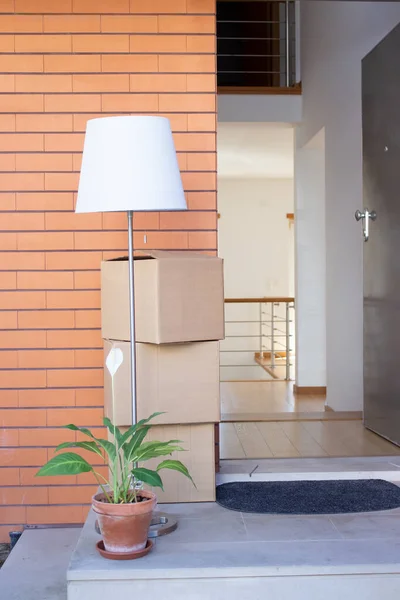 Pilha de caixas de papelão na entrada da casa — Fotografia de Stock