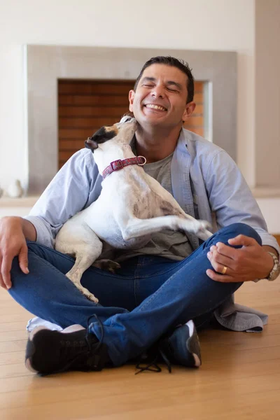 Rindo homem e brincalhão cachorrinho — Fotografia de Stock