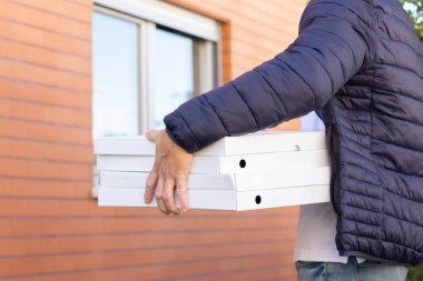 Bir yığın pizza kutusunu kapat.