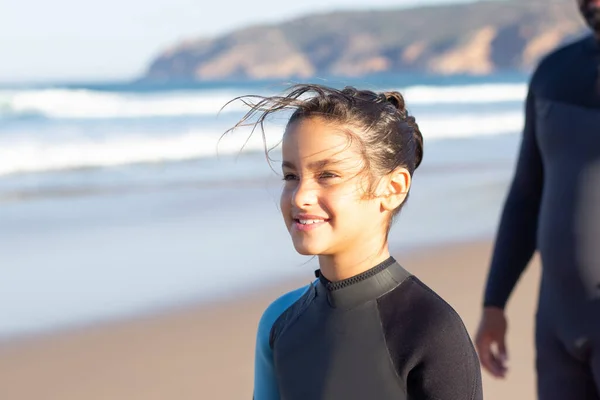 Smiling little girl on beach — Stock Photo, Image