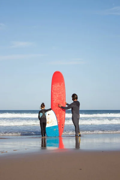 Sahilde duran mutlu aile manzarası