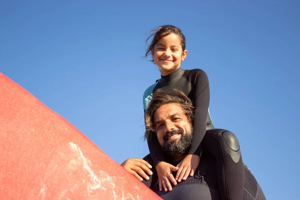 Mid adult man and little dark-haired girl on sunny day — Stock Photo, Image