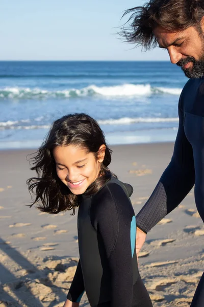 Neşeli sakallı baba ve kızı okyanus kenarında — Stok fotoğraf