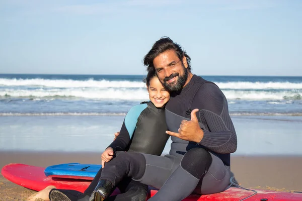 Veselý otec s mechanickou nohou s dcerou na pláži Stock Fotografie