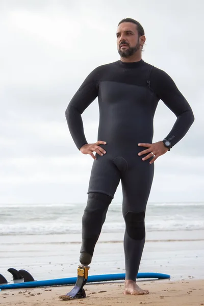 Portrait of proud man with mechanical leg on beach — Stock Photo, Image