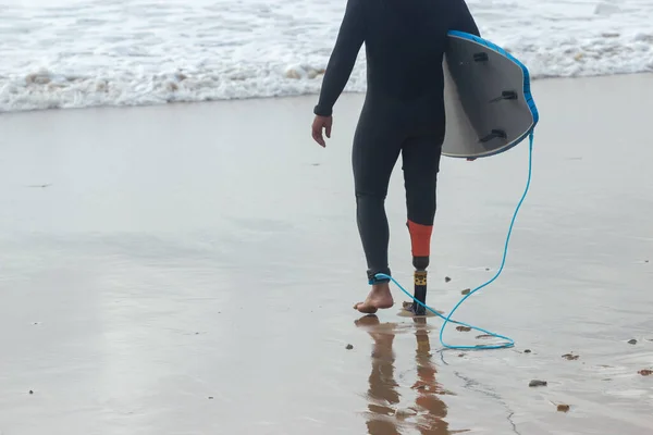 Visszapillantás a sportos férfi séta a strandon — Stock Fotó