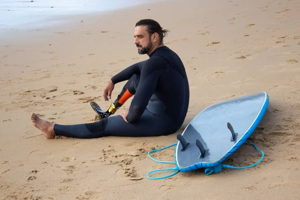 Mid adult man resting after training on beach — Stock Photo, Image