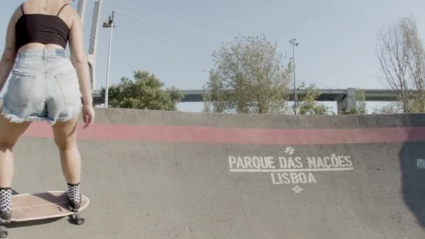 Emocionado chica tallando cuenco de skate en el parque de skate en el día de verano — Vídeos de Stock