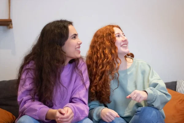 Onnelliset Teinit Istuvat Sohvalla Kotona Katsovat Poispäin Keskipitkä Kuva Hymyileviä — kuvapankkivalokuva