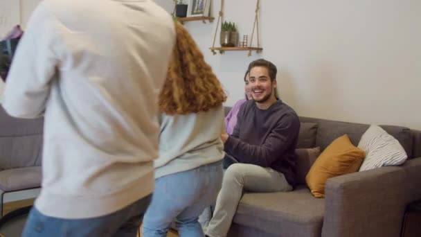 Amigos Preparando Comida Para Ver Juego Deportes Televisión Casa Felices — Vídeo de stock