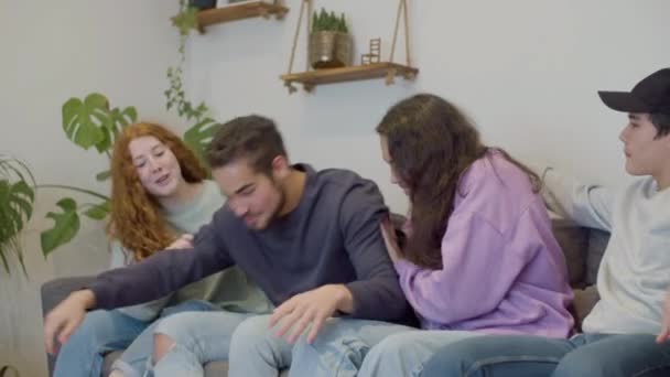 Felices Amigos Multiétnicos Divirtiéndose Sofá Casa Hermosos Hombres Mujeres Preparándose — Vídeo de stock