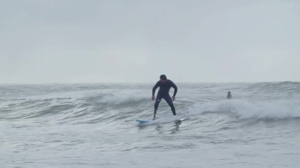 Adatto uomo con gamba artificiale surf in oceano — Video Stock
