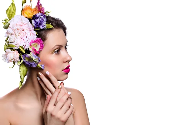 Hermosa mujer con flores en el pelo —  Fotos de Stock