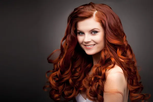 kırmızı kıvırcık saçlı kadın