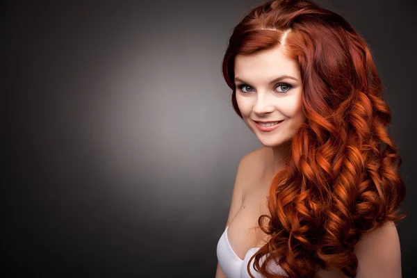 Uzun kırmızı seksi kadınla