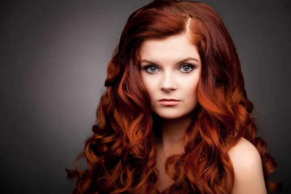 kırmızı kıvırcık saçlı kadın