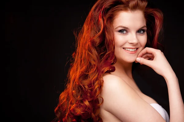 kıvırcık saç modeli ile güzel bir kadın