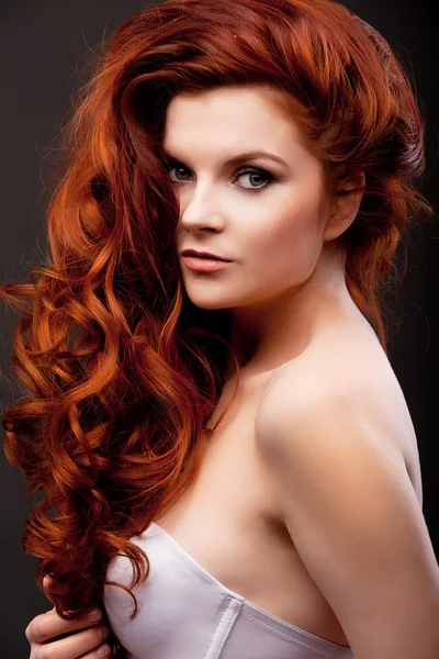 Kıvırcık saç modeli ile güzel bir kadın — Stok fotoğraf