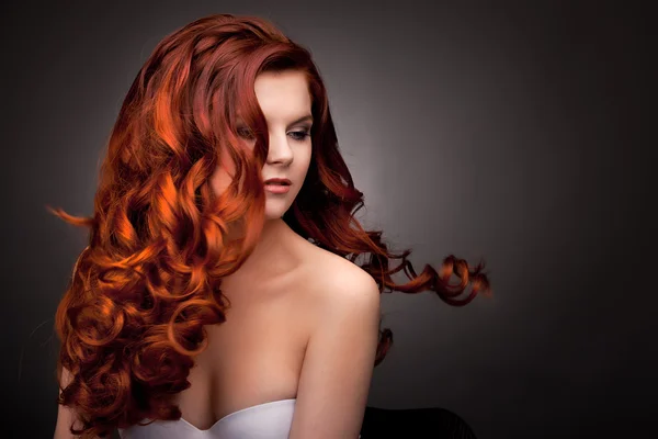 Uzun kırmızı seksi kadınla