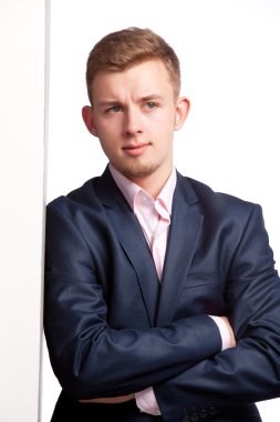 Takım elbiseli adam