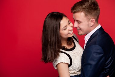 sarılma, gülen seven Çift