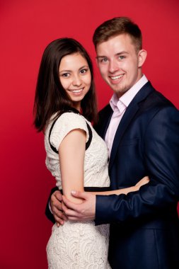 sarılma, gülen seven Çift