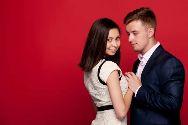 Pareja cariñosa abrazándose, sonriendo — Foto de Stock