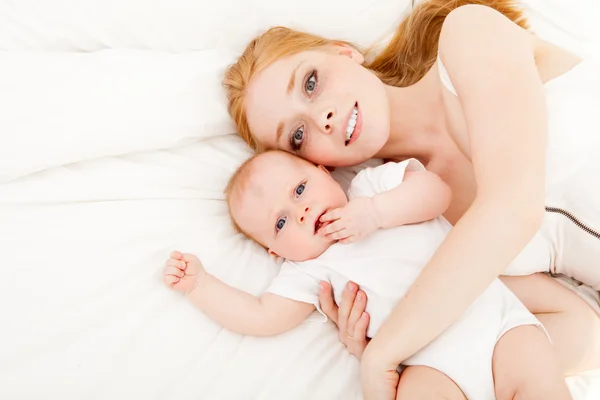 Madre feliz con el bebé — Foto de Stock