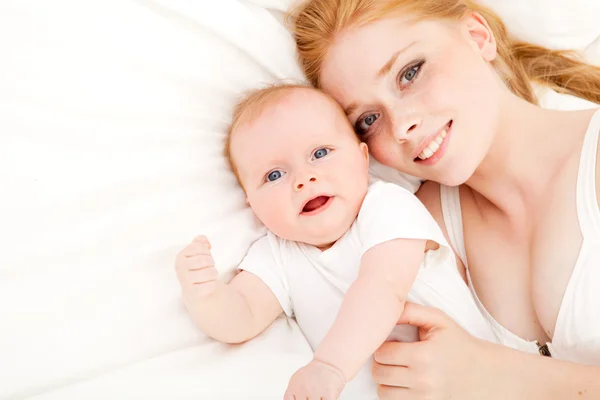 Madre feliz con el bebé — Foto de Stock