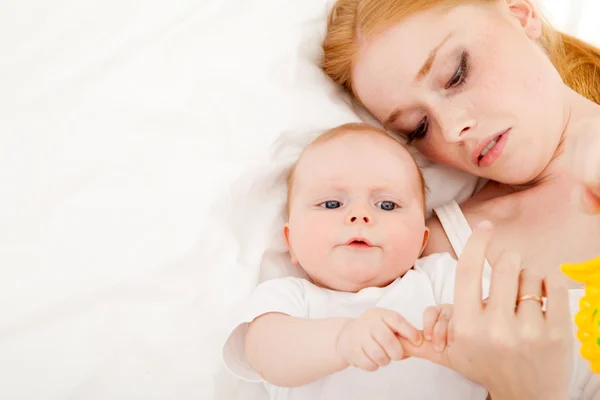 Mãe feliz com bebê — Fotografia de Stock