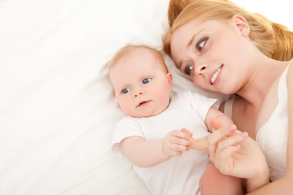 Mère heureuse avec bébé — Photo