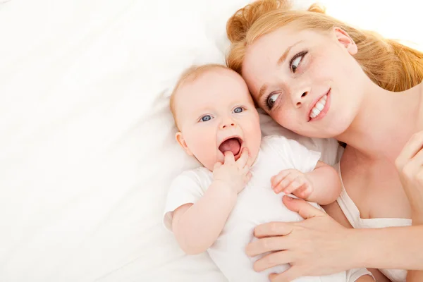 Gelukkig moeder met baby — Stockfoto