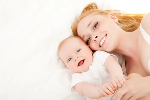 Mère heureuse avec bébé — Photo