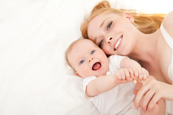 Mère heureuse avec bébé — Photo