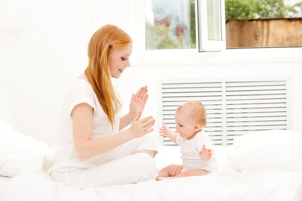 Madre jugando con su bebé — Foto de Stock