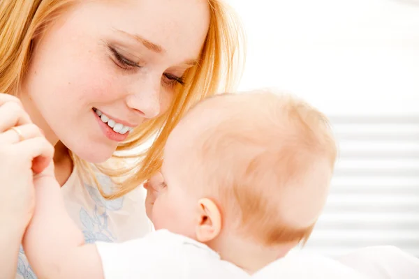 Bebé y su madre — Foto de Stock