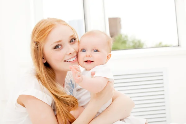 Mère avec bébé — Photo