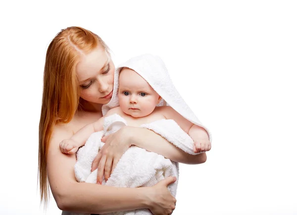 Mamma med barn efter bad — Stockfoto
