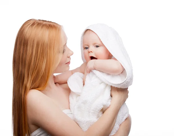Mãe com bebê após o banho — Fotografia de Stock