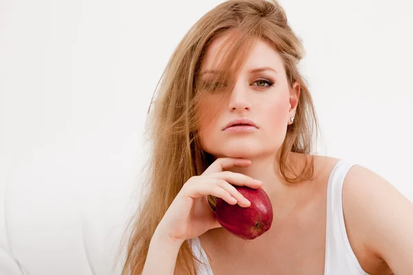 Ritratto di donna con mela in mano — Foto Stock