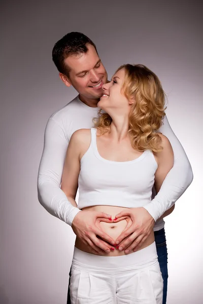 Herzform auf schwangerem Bauch — Stockfoto