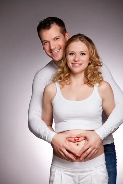 Форма сердца на животе беременной — стоковое фото