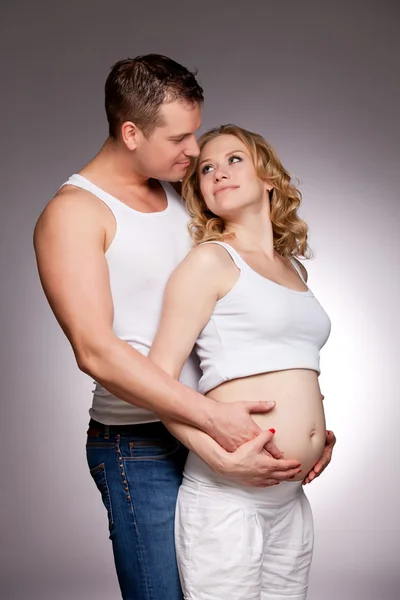 Terhes feleség és a férj boldog — Stock Fotó