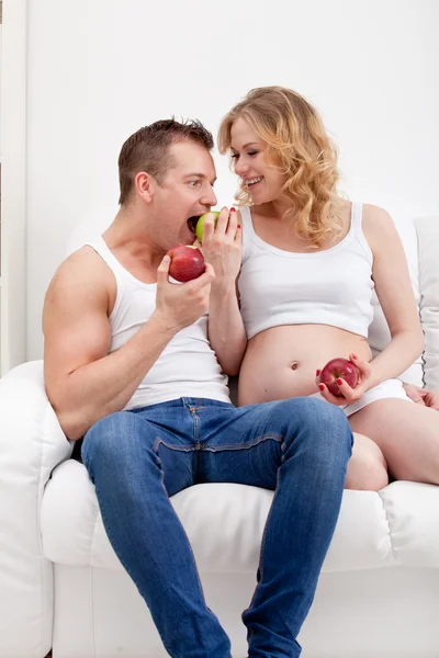 Paar posiert mit Äpfeln — Stockfoto