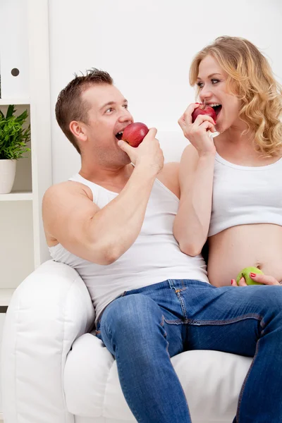 Пара позирует с яблоками — стоковое фото