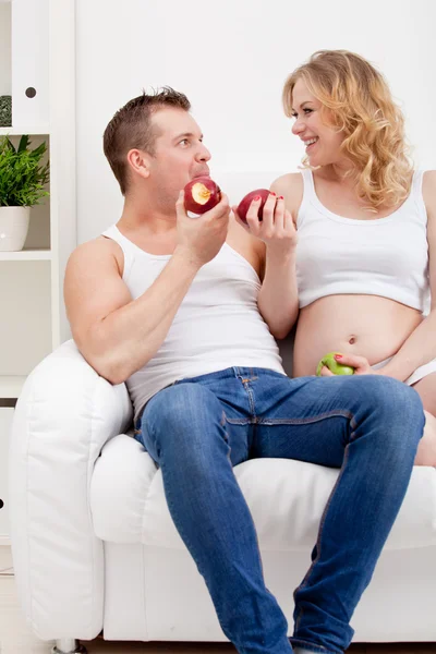 Couple posing with apples — Stock Photo, Image