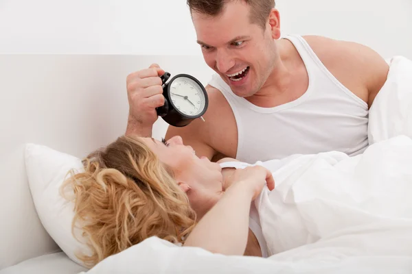 Couple couché dans la chambre — Photo