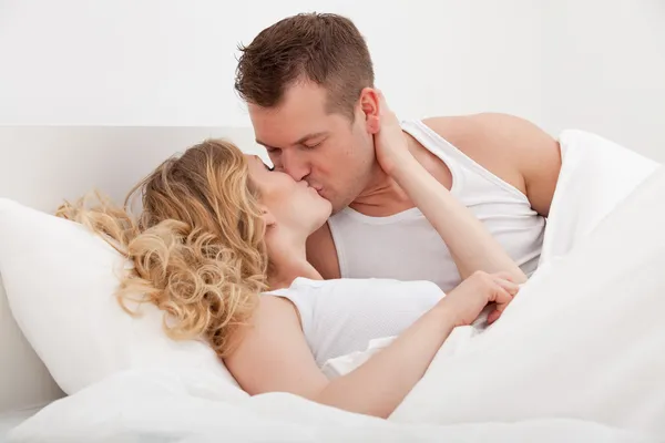 Woman and man kissing — Stock Photo, Image